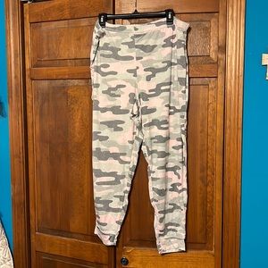 Size 2X women’s lounge pants in camo colors